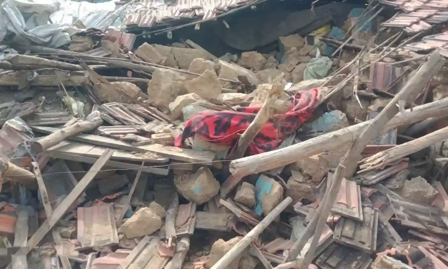 खदान में ब्लास्ट... कंपन से कच्चा मकान ढहा, पिता-पुत्री की मौत