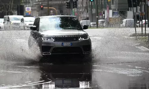 इटली पर मौसम की मार जारी, गर्मी के बाद अब बारिश और भूस्‍खलन का कहर