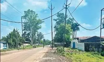 रिछाई में डबल सप्लाई के लिए सड़क पर ही लगाए जा रहे खंभे, बाद में होगी आफत