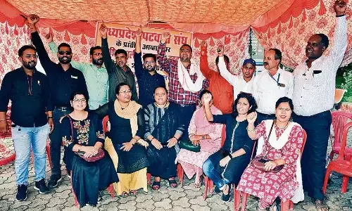 पटवारियों की कलमबंद हड़ताल शुरू, तहसीलों में जमा कराए बस्ते