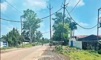 रिछाई में डबल सप्लाई के लिए सड़क पर ही लगाए जा रहे खंभे, बाद में होगी आफत रिछाई में डबल सप्लाई के लिए सड़क पर ही लगाए जा रहे खंभे, बाद में होगी आफत