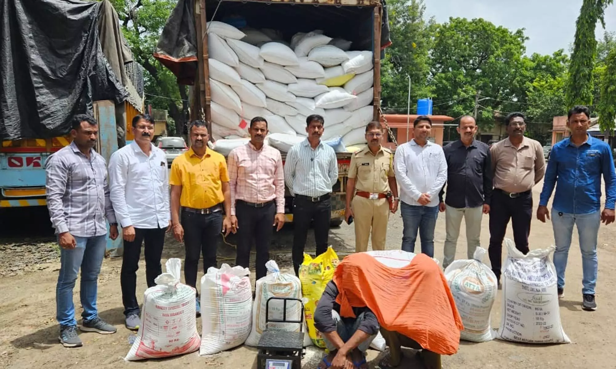 सरकारी चावल की तस्करी करते हुए दो धराए सरकारी चावल की तस्करी करते हुए दो धराए