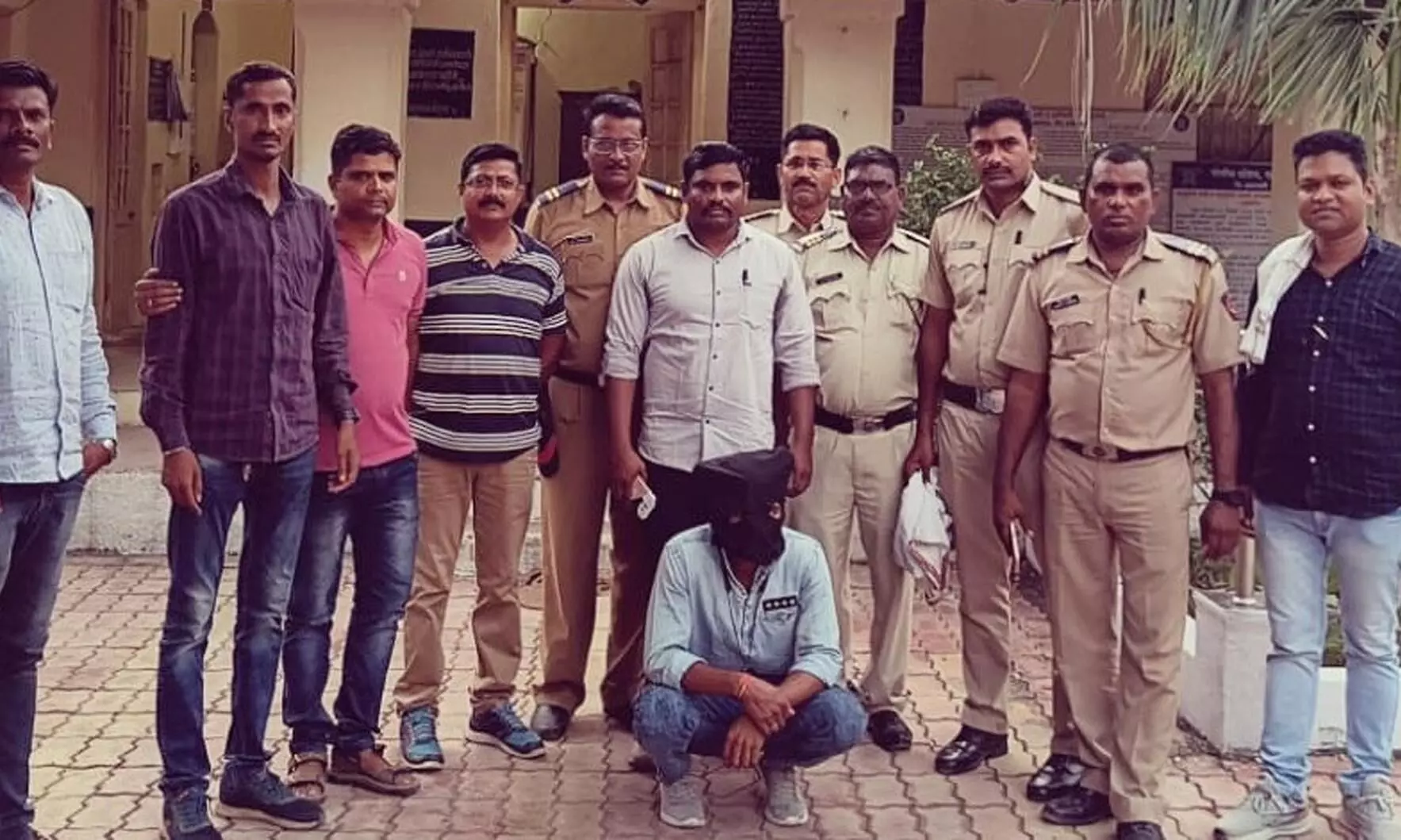 भतीजे ने लगाई थी चाचा के घर को आग, गिरफ्तार भतीजे ने लगाई थी चाचा के घर को आग, गिरफ्तार