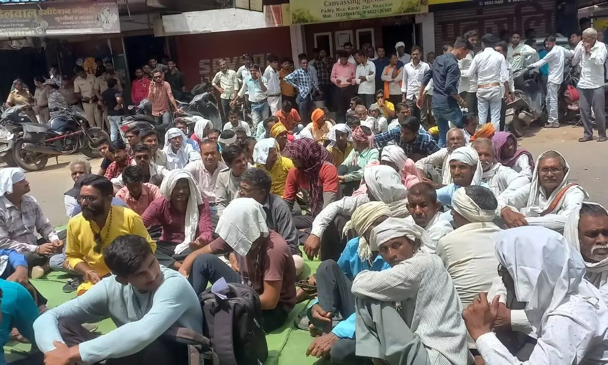 5.72 करोड़ का नहीं हुआ भुगतान विधायक के निवास पर जा धमके किसान 5.72 करोड़ का नहीं हुआ भुगतान विधायक के निवास पर जा धमके किसान
