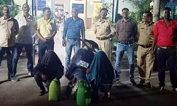 कच्ची शराब की ढुलाई करते दो आरोपी पकड़ाए कच्ची शराब की ढुलाई करते दो आरोपी पकड़ाए