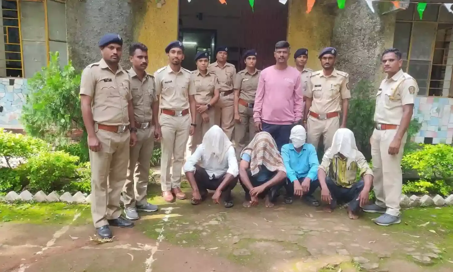 जंगल में करंट लगाकर तीन तेंदुओं का शिकार