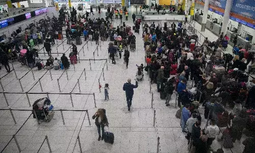 ब्रिटेन की हवाई यात्रा में कई दिनों तक रहेगा व्यवधान : परिवहन सचिव ब्रिटेन की हवाई यात्रा में कई दिनों तक रहेगा व्यवधान : परिवहन सचिव