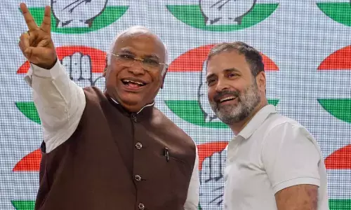 गृह लक्ष्मी योजना के शुभारंभ के लिए राहुल गांधी और मल्लिकार्जुन खड़गे मैसूर पहुंचे गृह लक्ष्मी योजना के शुभारंभ के लिए राहुल गांधी और मल्लिकार्जुन खड़गे मैसूर पहुंचे