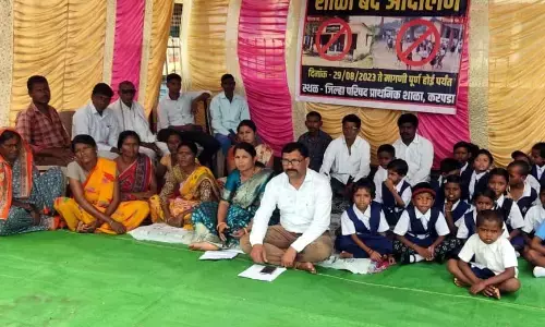 अतिरिक्त शिक्षक के लिए विद्यार्थियों के साथ ग्रामीणों ने दिया धरना