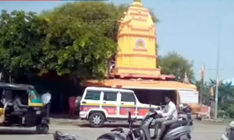 मंदिर पर झंडा लगाते समय लगा करंट , तीन की मृत्यु मंदिर पर झंडा लगाते समय लगा करंट , तीन की मृत्यु