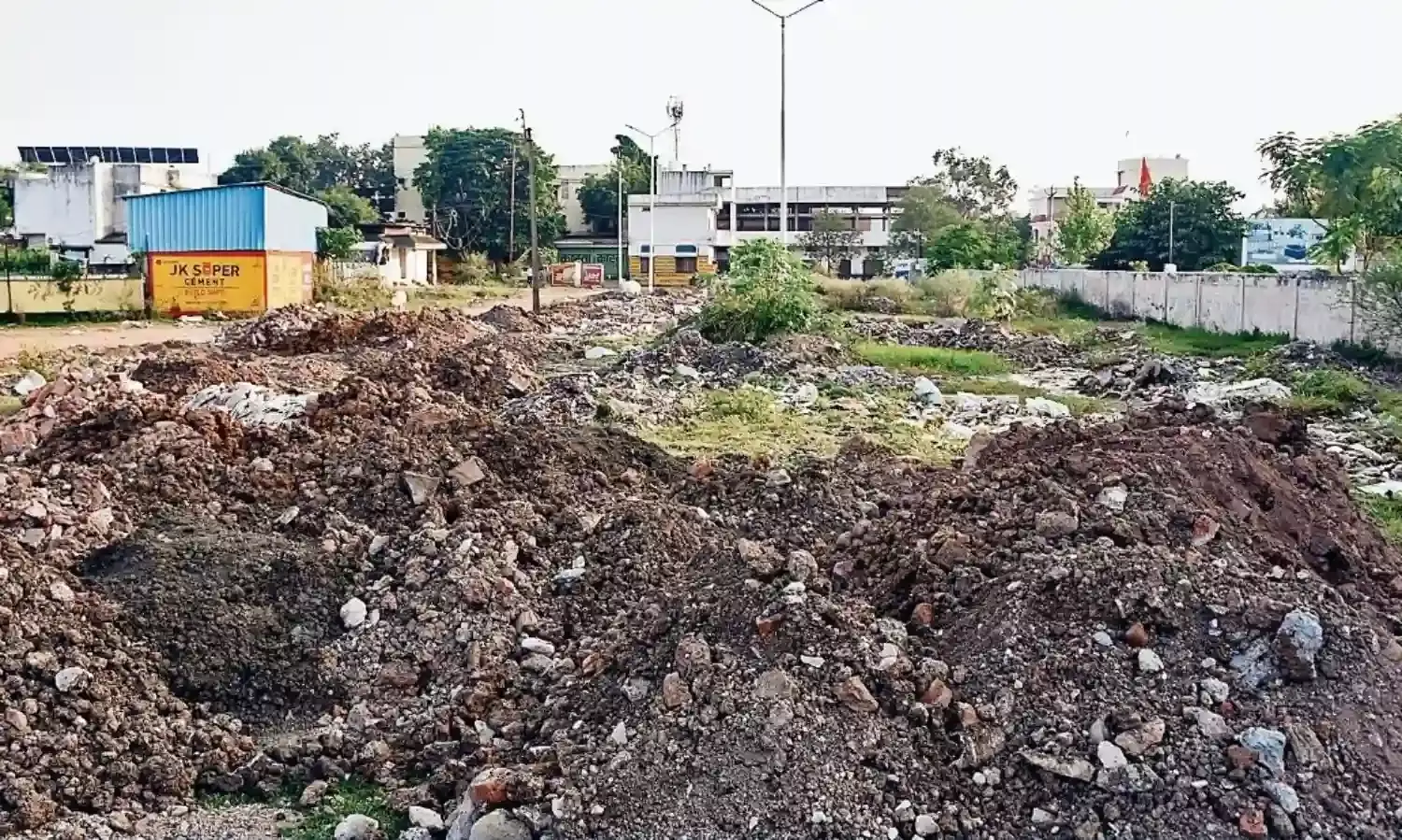 शासकीय चिकित्सालय परिसर बन रहा अघोषित डम्पिंग स्टेशन