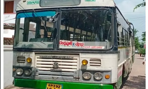 चलती बस से छलांग लगाने पर युवक की मृत्यु चलती बस से छलांग लगाने पर युवक की मृत्यु