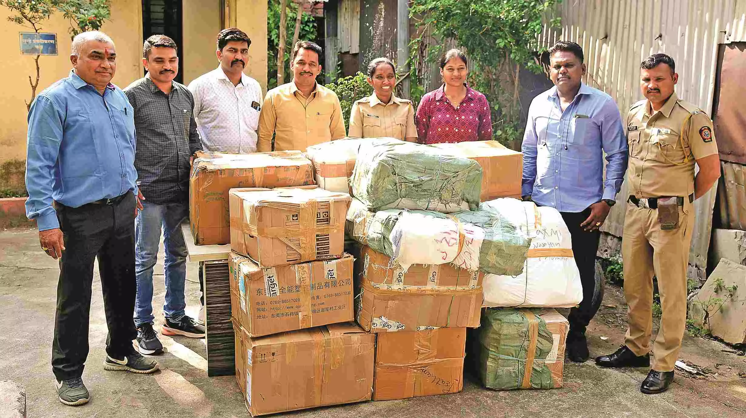 पांच मोबाइल विक्रेताओं की दुकानों पर छापा- 97.59 लाख का नकली माल जब्त पांच मोबाइल विक्रेताओं की दुकानों पर छापा- 97.59 लाख का नकली माल जब्त