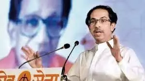 होर्डिंग लगा कर उद्धव को दिलाई बाला साहेब के कांग्रेस विरोध की याद होर्डिंग लगा कर उद्धव को दिलाई बाला साहेब के कांग्रेस विरोध की याद