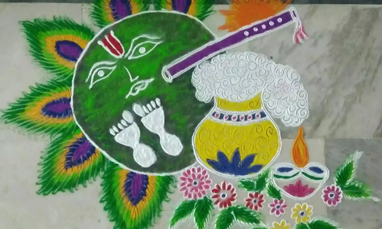 कृष्ण जन्माष्टमी पर इन खूबसूरत रंगोलियों से बढ़ाएं घर की शोभा, इन डिजाइनों से लें आइडिया