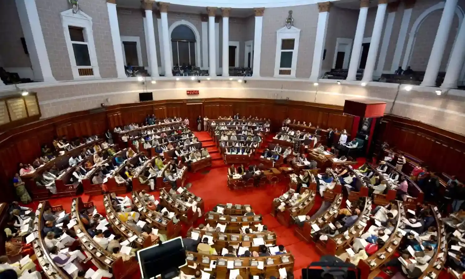 विधायकों के मोबाइल बार-बार बजने पर बंगाल विधानसभा अध्यक्ष ने आपा खोया