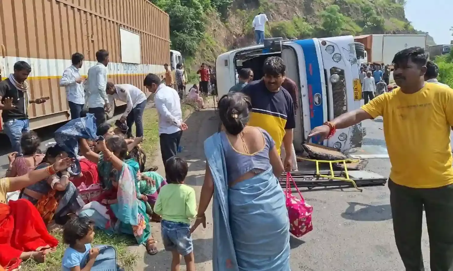 बिजासन घाटी में मप्र परिवहन निगम की बस और ट्रक की टक्कर से हुई भीषण दुर्घटना में 27 घायल, 2 मृत! चारो ओर कोहराम मचा!