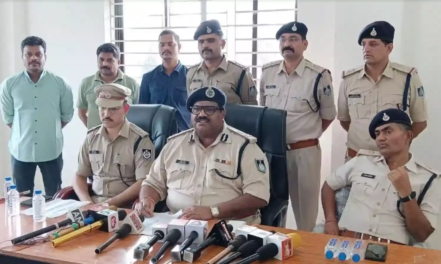 थाना परिसर में तीन साल से खड़ीं दो कारों में मिली साढ़े चार करोड़ की हशिश, तीन साल पहले नरसिंहपुर पुलिस ने इन्हीं कारों से 7 करोड़ का माल बरामद किया था
