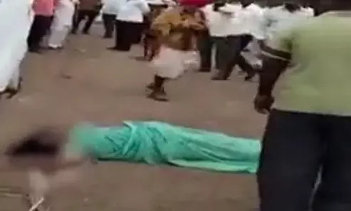 महाराष्ट्र : 2 हजार रुपये वापस मांगने पर 4 लोगों ने दलित विधवा काे सड़क पर पीटा