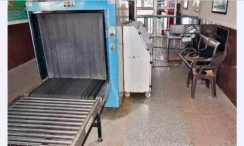 स्टेशन पर लगी स्कैनिंग मशीन बनी शो-पीस, नहीं हो रही जाँच