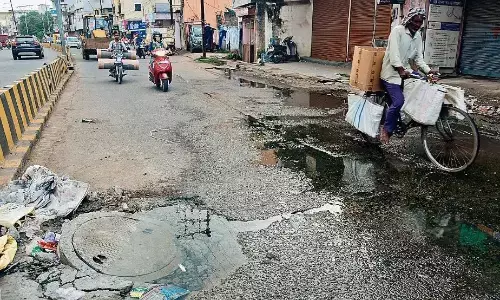 शहर में 15 साल से चल रहा सीवर का काम, परेशान हो रहे नागरिक