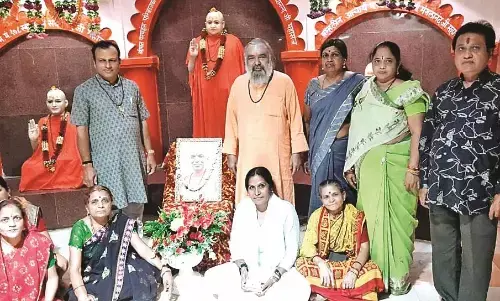 गुरु को रक्षासूत्र अर्पित करने की परंपरा