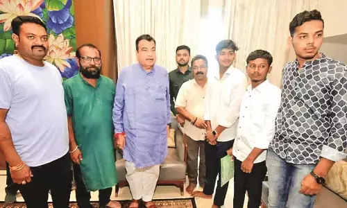 मृतकों के परिजनों को मिले उचित मुआवजा, गडकरी को सौंपा ज्ञापन