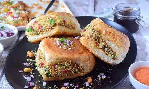 इस आसान रेसिपी से घर पर बनाएं फेमस स्ट्रीट फूड दाबेली