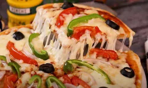 वेज पिज्जा: घर पर इस तरीके से बनाएं लजीज और गुणवत्ता से भरपूर पिज्जा वेज पिज्जा: घर पर इस तरीके से बनाएं लजीज और गुणवत्ता से भरपूर पिज्जा