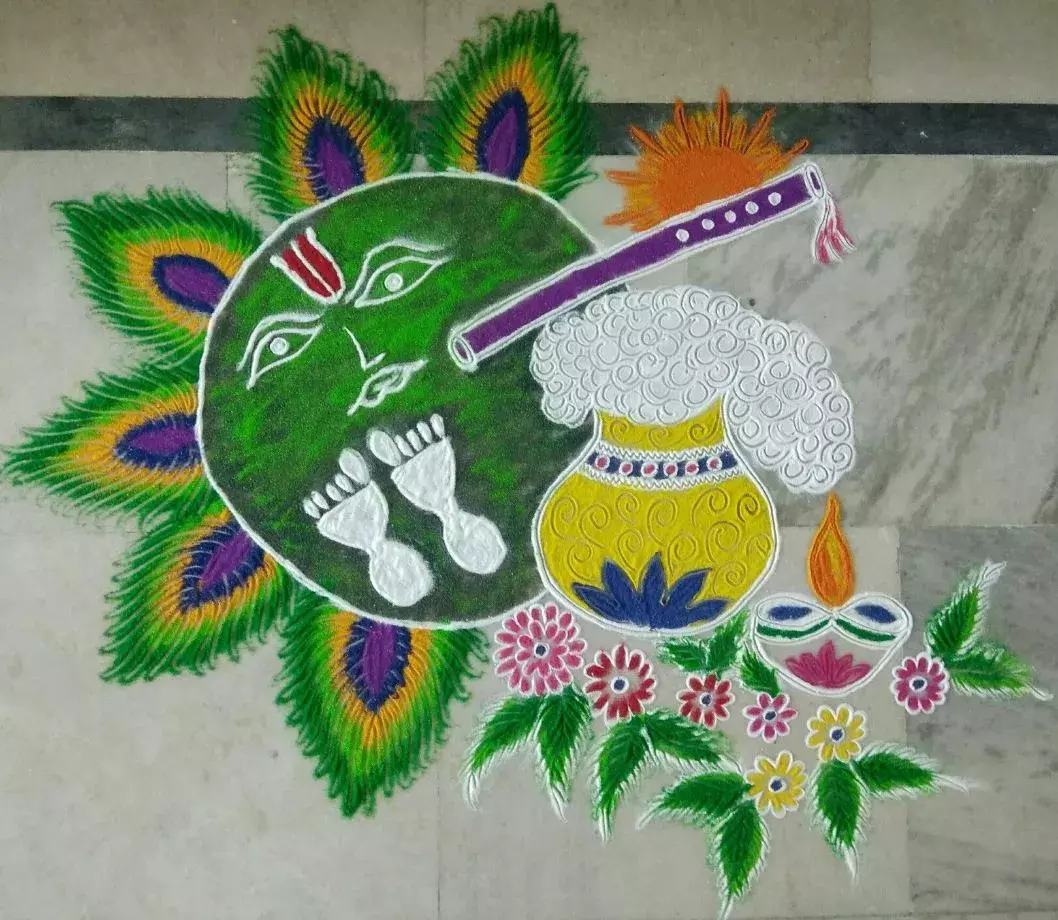 कृष्ण जन्माष्टमी पर इन खूबसूरत रंगोलियों से बढ़ाएं घर की शोभा, इन डिजाइनों से लें आइडिया