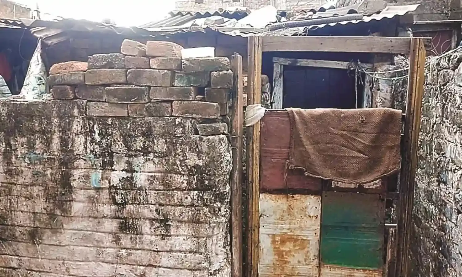 सेवा से परेशान होकर बेटे ने चाकू से मां का गला रेता