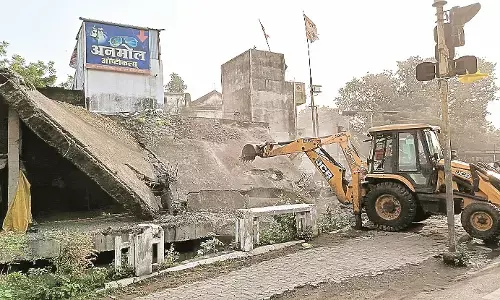 पुलिस बंदोबस्त में कार्रवाई, नाले पर किया गया था अतिक्रमण