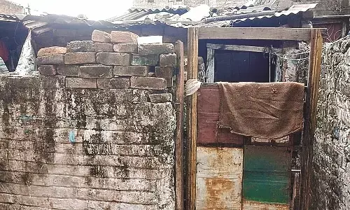 सेवा से परेशान होकर बेटे ने चाकू से मां का गला रेता सेवा से परेशान होकर बेटे ने चाकू से मां का गला रेता