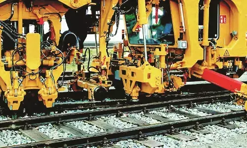 पटरियों को संवार रहीं अत्याधुनिक मशीनें, समय की भी हो रही बचत पटरियों को संवार रहीं अत्याधुनिक मशीनें, समय की भी हो रही बचत