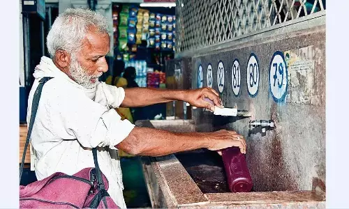 स्टेशन में नसीब नहीं हो रहा ठंडा पानी, यात्री परेशान