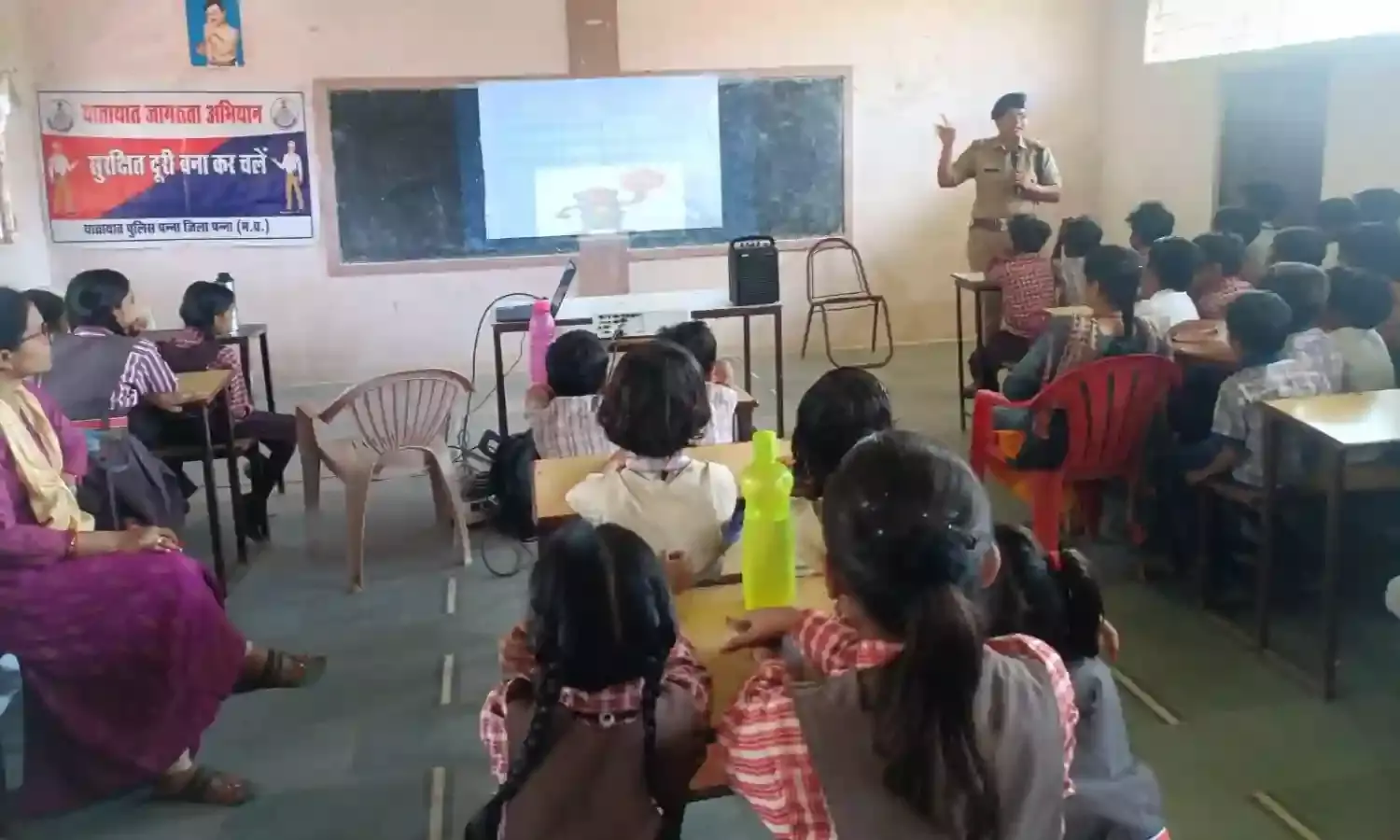 यातायात पुलिस ने विद्यालय के छात्र-छात्राओं को कराया ट्रेफिक सिग्नल पार्क का भ्रमण