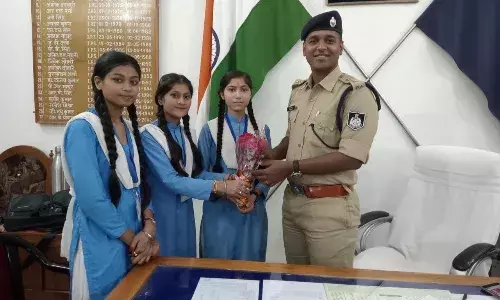 विद्यालय की ईएफए मासिक पत्रिका हेतु छात्राओं ने पुलिस अधीक्षक से किया साक्षात्कार