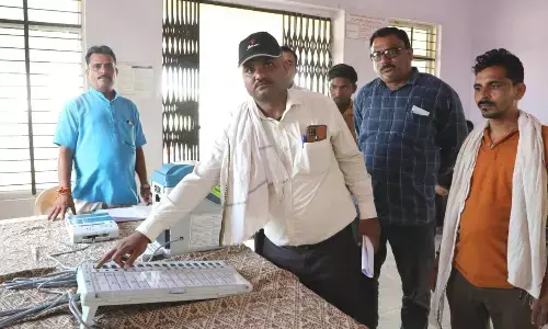 मतदाता कर रहे हैं मॉकपोल