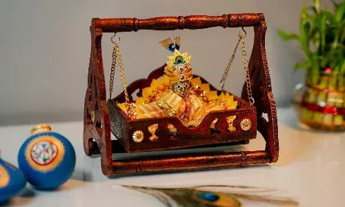 इस कृष्ण जन्माष्टमी लड्डू गोपाल के लिए घर पर बनाएं सुंदर झूला, इन आईडियाज के साथ