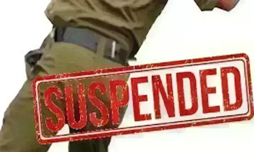 कर्तव्य में लापरवाही बरतने के आरोप में दो कांस्टेबल निलंबित कर्तव्य में लापरवाही बरतने के आरोप में दो कांस्टेबल निलंबित