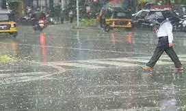 पसीना-पसीना होने के बाद संडे ने दी राहत, कुछ मिनट तक जोरदार हुई बारिश पसीना-पसीना होने के बाद संडे ने दी राहत, कुछ मिनट तक जोरदार हुई बारिश