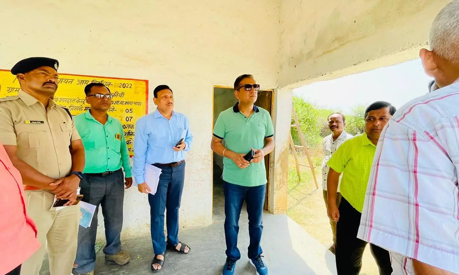 कलेक्टर ने किया विभिन्न शेडो एरिया के मतदान केन्द्रों का निरीक्षण