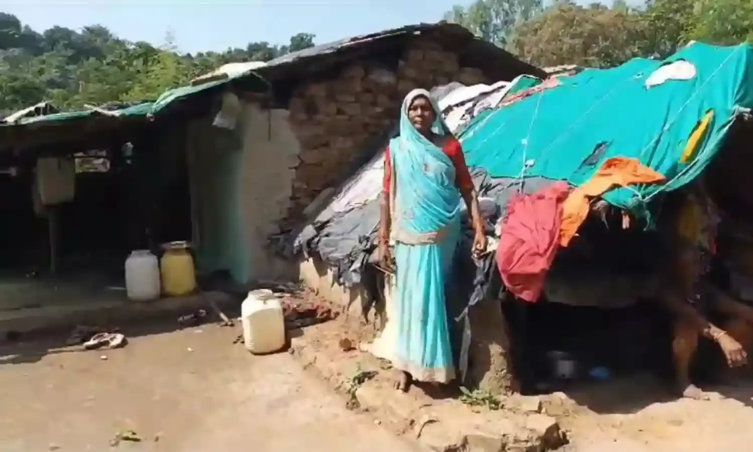 कच्चे घरों में रहने को मजबूर आदिवासी, नहीं मिल रहा पीएम आवास का लाभ