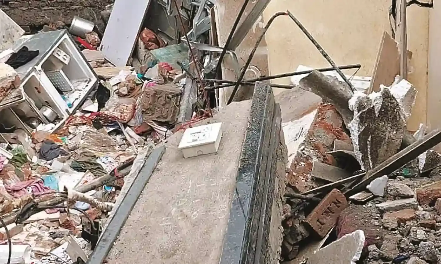 दो मंजिला इमारत का हिस्सा गिरा, दो मृत, पांच लोग घायल