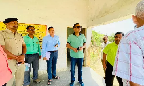 कलेक्टर ने किया विभिन्न शेडो एरिया के मतदान केन्द्रों का निरीक्षण