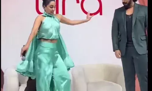 करीना की गोद में गिरती-गिरती बची कियारा, अर्जुन कपूर ने दिया सहारा करीना की गोद में गिरती-गिरती बची कियारा, अर्जुन कपूर ने दिया सहारा