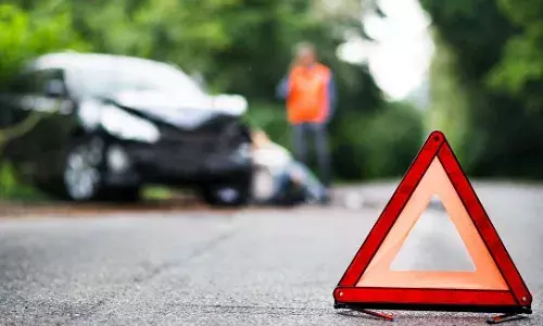 तेज रफ्तार कार डिवाईडर से टकराई- दंपति मृत, बेटा गंभीर