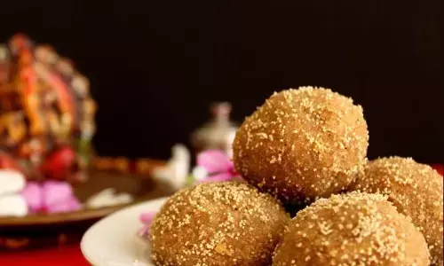 इस गणेश चतुर्थी घर में चूरमा लड्डू बना कर बप्पा को लगाए भोग, यहां जाने सबसे आसान और परफेक्ट रेसिपी इस गणेश चतुर्थी घर में चूरमा लड्डू बना कर बप्पा को लगाए भोग, यहां जाने सबसे आसान और परफेक्ट रेसिपी