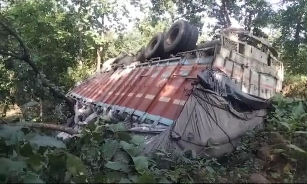 पन्ना-छतरपुर मार्ग में पलटा ट्रक पन्ना-छतरपुर मार्ग में पलटा ट्रक