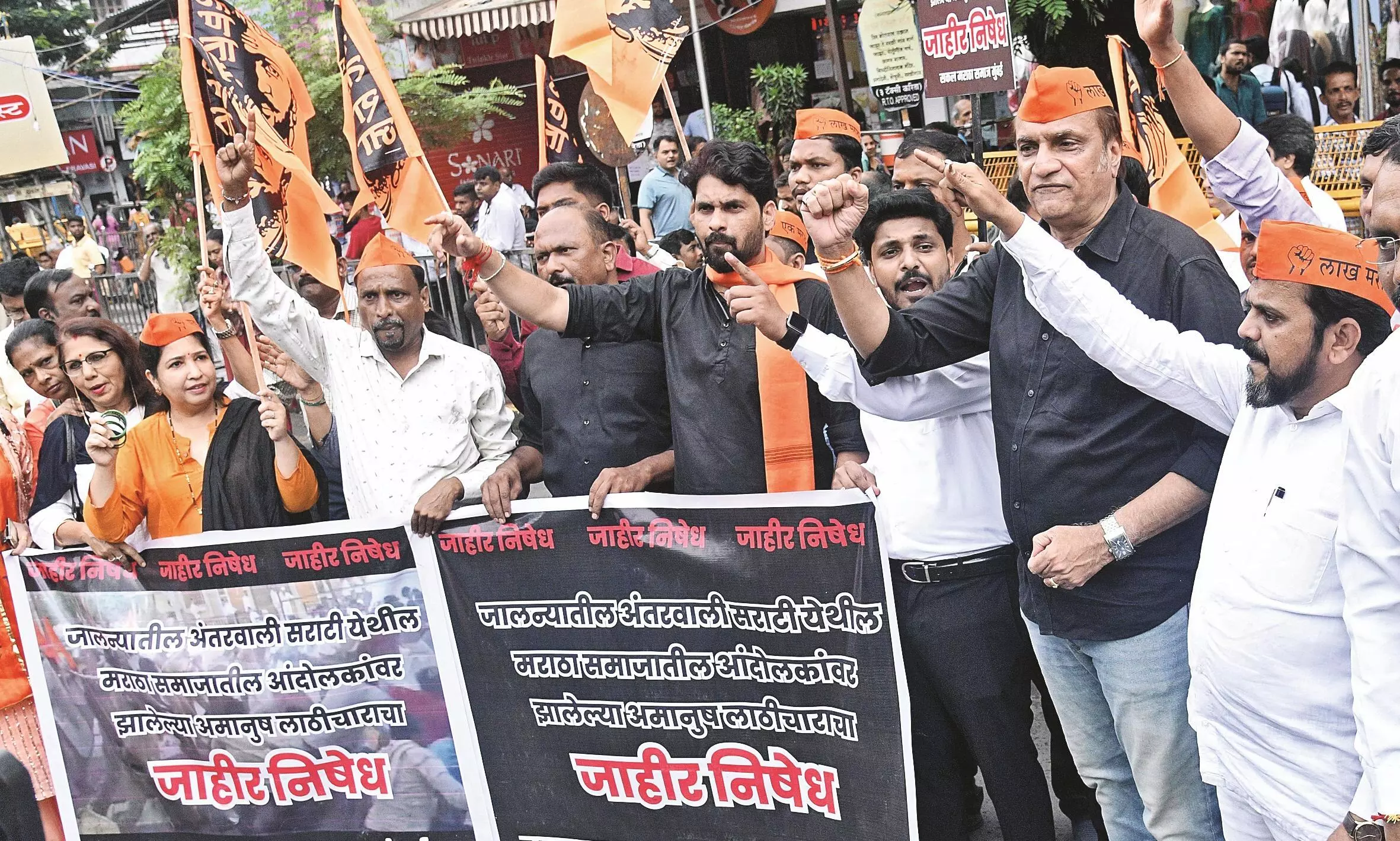 महाविकास आघाड़ी नेताओं का आरोप, मंत्रालय से आए फोन के बाद किया लाठीचार्ज महाविकास आघाड़ी नेताओं का आरोप, मंत्रालय से आए फोन के बाद किया लाठीचार्ज
